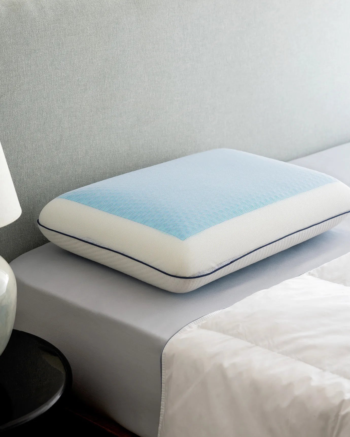 Oreiller à mémoire de forme avec une couche de gel rafraîchissant